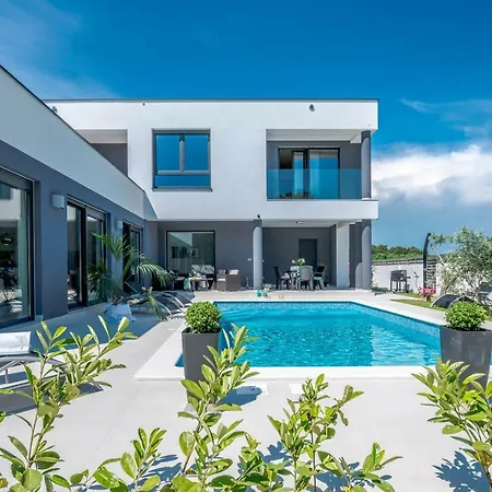 Wellness & Luxury Nicole - Families Only Pula
