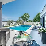Wellness & Luxury Nicole - Families Only Pula
